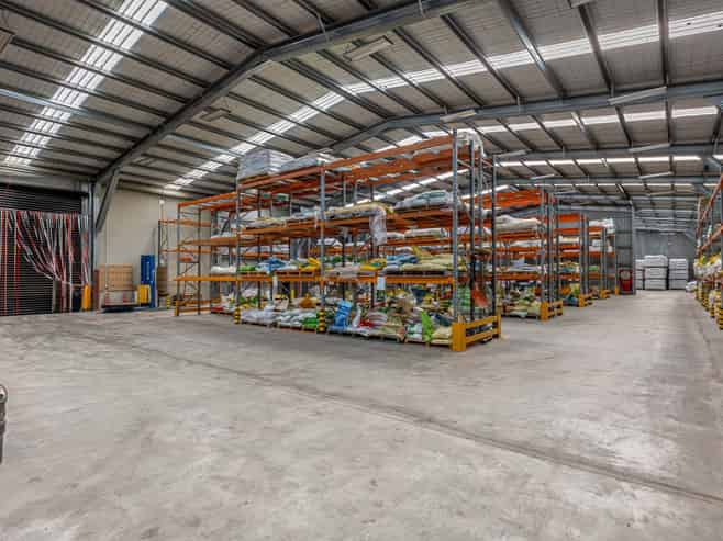 Functional 1,800sqm warehouse facility