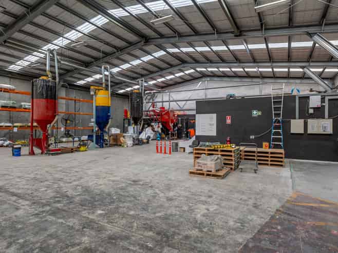 Functional 1,800sqm warehouse facility