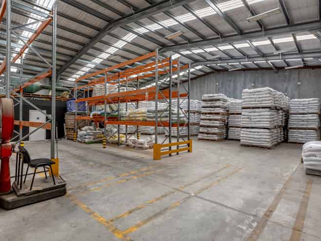 Functional 1,800sqm warehouse facility