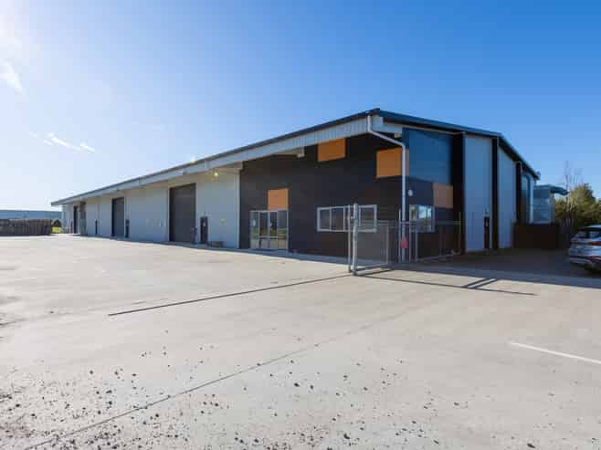 Functional 1,800sqm warehouse facility