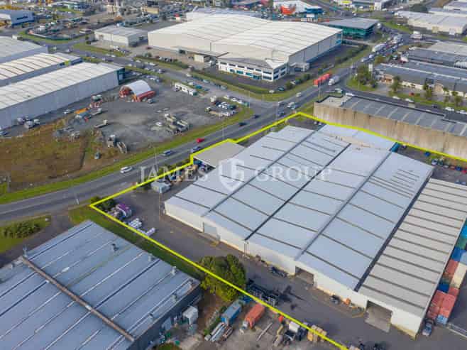 Large-Scale Warehouse with Unbeatable Access