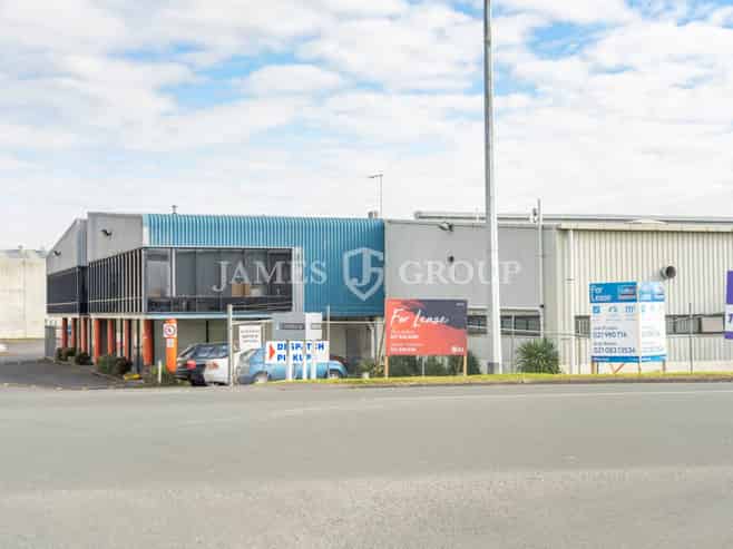 Large-Scale Warehouse with Unbeatable Access