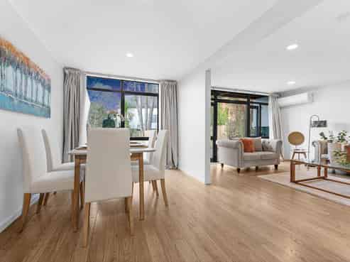 2/30B Verbena Road, Birkdale