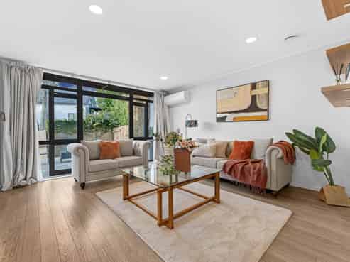 2/30B Verbena Road, Birkdale