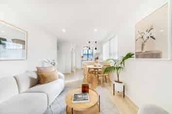 2/7 Mon Desir Place, Manurewa