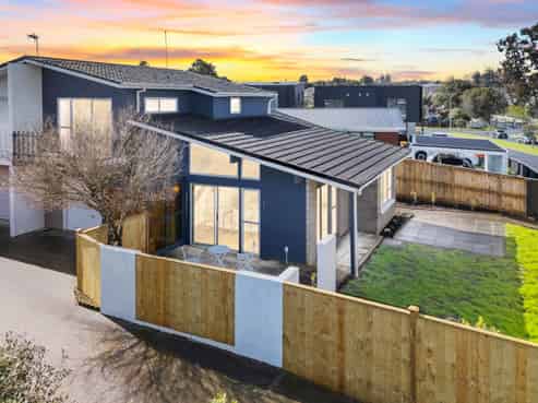 2/30 Whiteacres Drive, Sunnyhills