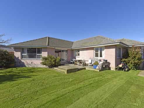 6 Adrian Place, Shirley