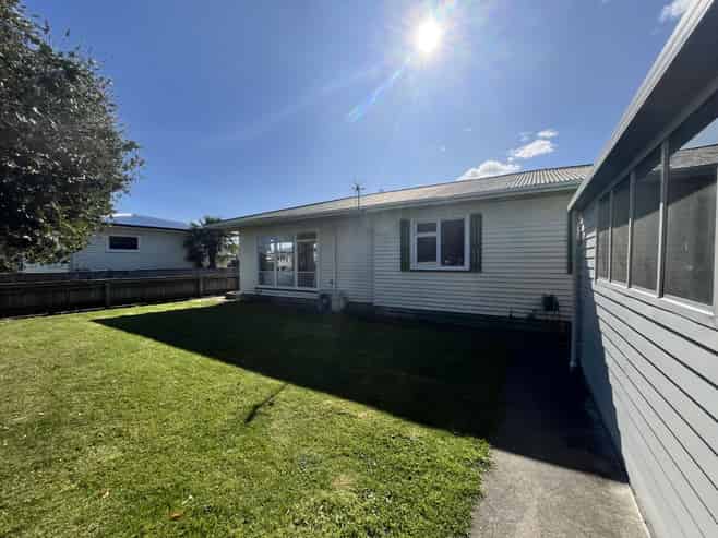 814 Ferguson Street, Akina