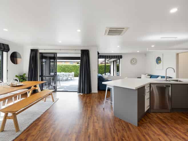 28 Somerton Drive, Huntington