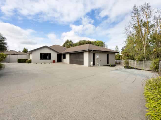 28 Somerton Drive, Huntington