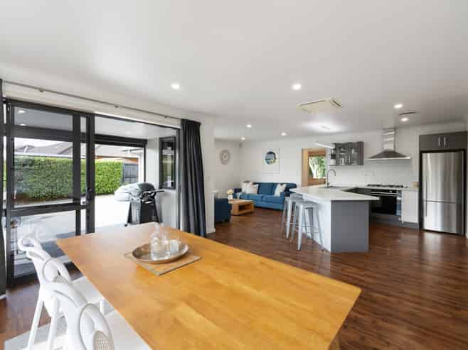 28 Somerton Drive, Huntington