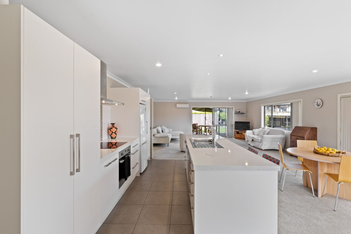 Modern home in sought after cul-de-sac - Mehr