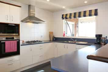 8 Tui Cr, Waikanae