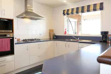 8 Tui Cr, Waikanae