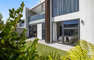 2/11a Baring Terrace, Strandon