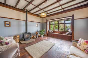 913 Nelson Street North, Mahora