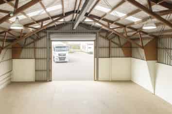 Versatile workshop + living options
