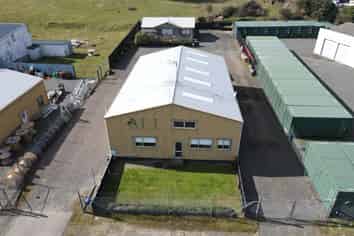 Versatile workshop + living options