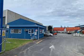 Road Front Dual Access Yard