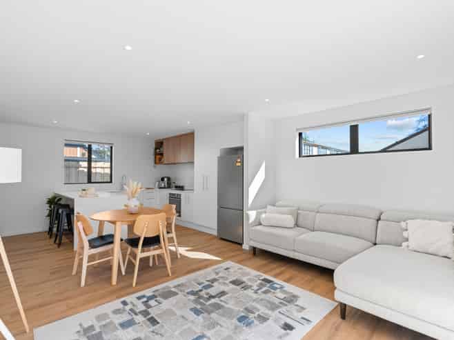 2/130 Holly Road, Saint Albans