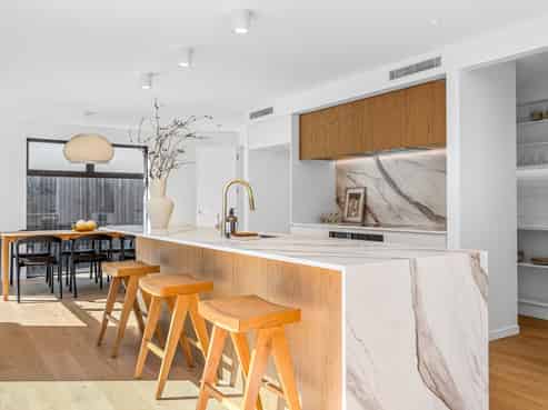 2/17 Hewitts Road, Merivale