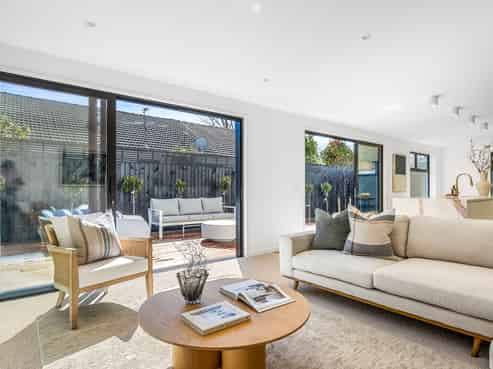 2/17 Hewitts Road, Merivale