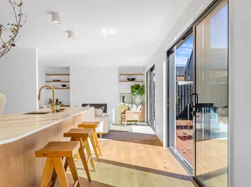 2/17 Hewitts Road, Merivale