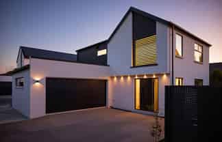 2/17 Hewitts Road, Merivale