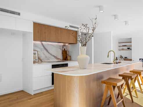 2/17 Hewitts Road, Merivale