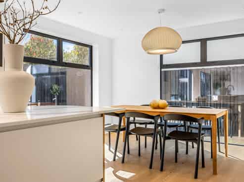 2/17 Hewitts Road, Merivale