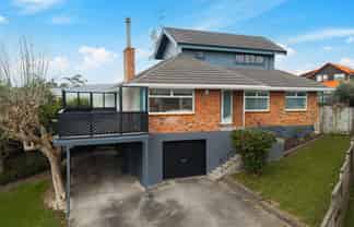 136 Tiroroa Avenue, Te Atatu South