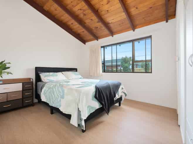 2/391 West Coast Road, Glen Eden