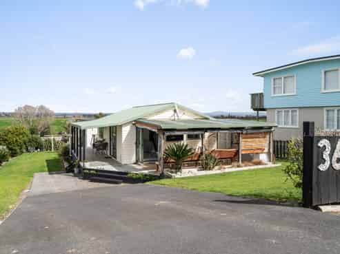 36 Pukehina Parade, Pukehina