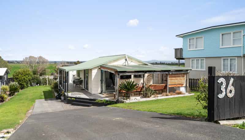 36 Pukehina Parade, Pukehina