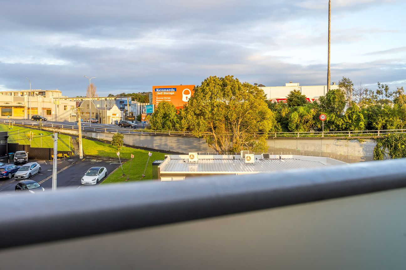 Tandem Parking, Boutique Living - Vendor Says Sell - Vista 2