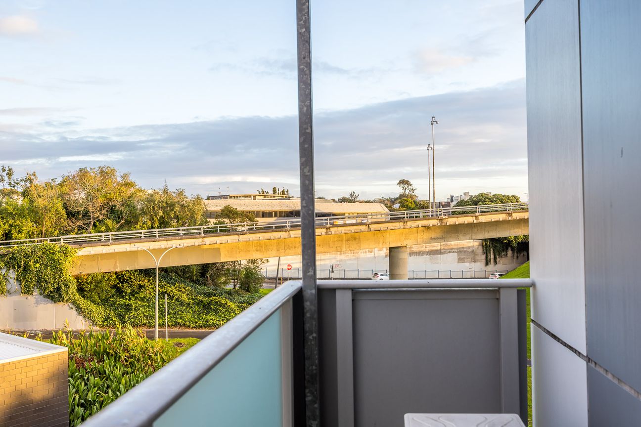 Tandem Parking, Boutique Living - Vendor Says Sell - Vista 3