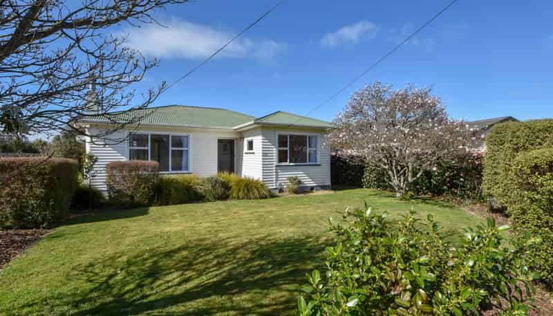 234 High Street North , Carterton
