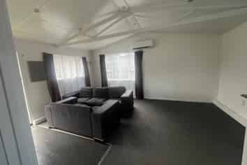 2/9 Stewart Place, Otara