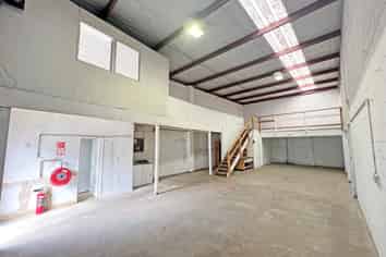 FUNCTIONAL WAREHOUSE FOR LEASE
