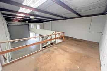 FUNCTIONAL WAREHOUSE FOR LEASE
