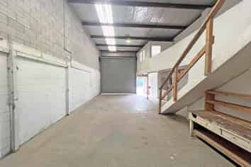 FUNCTIONAL WAREHOUSE FOR LEASE
