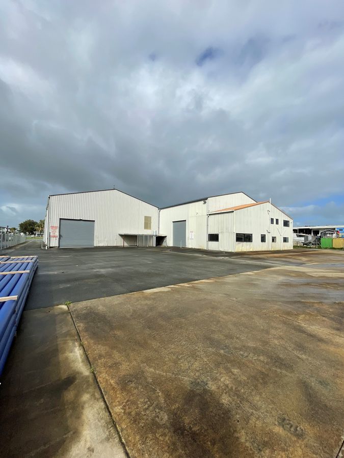 Large-scale industrial facility with yard - Widok 5