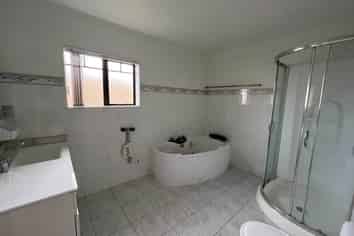 17a Raphoe Road, Flat Bush