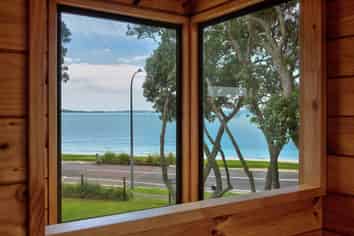 33 The Esplanade, Eastern Beach