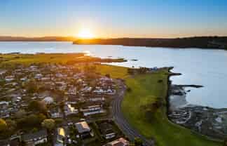 77 Kiwi Esplanade, Mangere Bridge