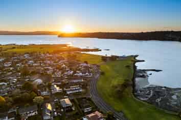 77 Kiwi Esplanade, Mangere Bridge