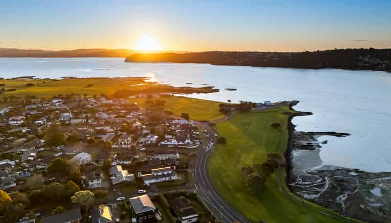77 Kiwi Esplanade, Mangere Bridge