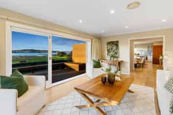 77 Kiwi Esplanade, Mangere Bridge