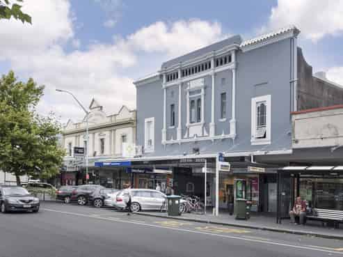 High Profile Retail - Three Lamps Plaza