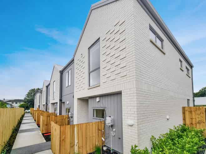 8/16 Sladden Street, Naenae